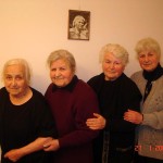 Արփենիկ Ալեքսանյանն (ձախից երկրորդը) իր քույրերի հետ։ 27 հունվար, 2008 թ․։